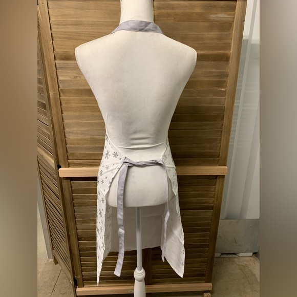 NWT Robert Stanley White Metallic Silver Snowflake Kitchen Apron Christmas Gift - Picture 4 of 5